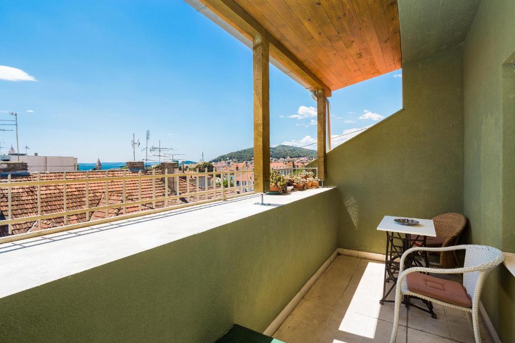 En balkong eller terrasse på City View Apartment