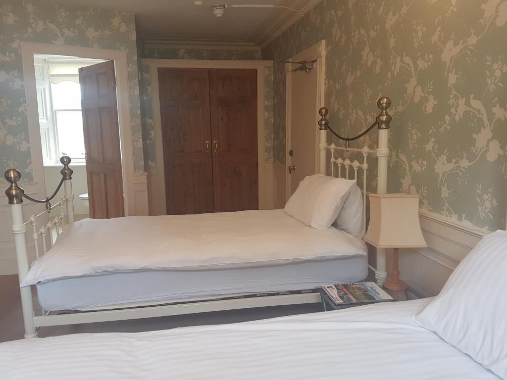 Postel nebo postele na pokoji v ubytování Plough Hotel