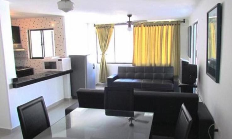 sala de estar con sofá y mesa de cristal en Apartamento Rodadero, en Santa Marta