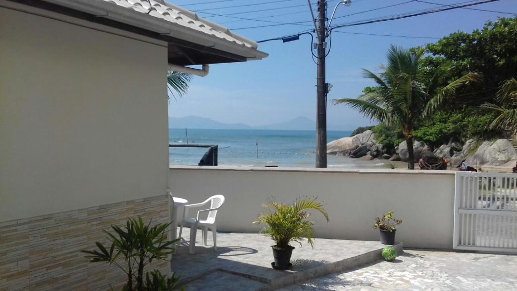 a patio with a view of the ocean from a house at Casa Beira Mar Mariscal 1 in Bombinhas