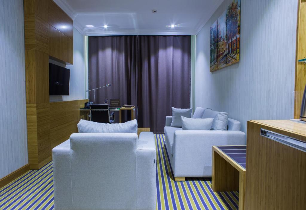 TV a/nebo společenská místnost v ubytování Aidana Plaza Hotel