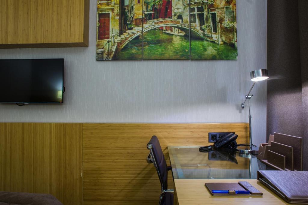 TV a/nebo společenská místnost v ubytování Aidana Plaza Hotel