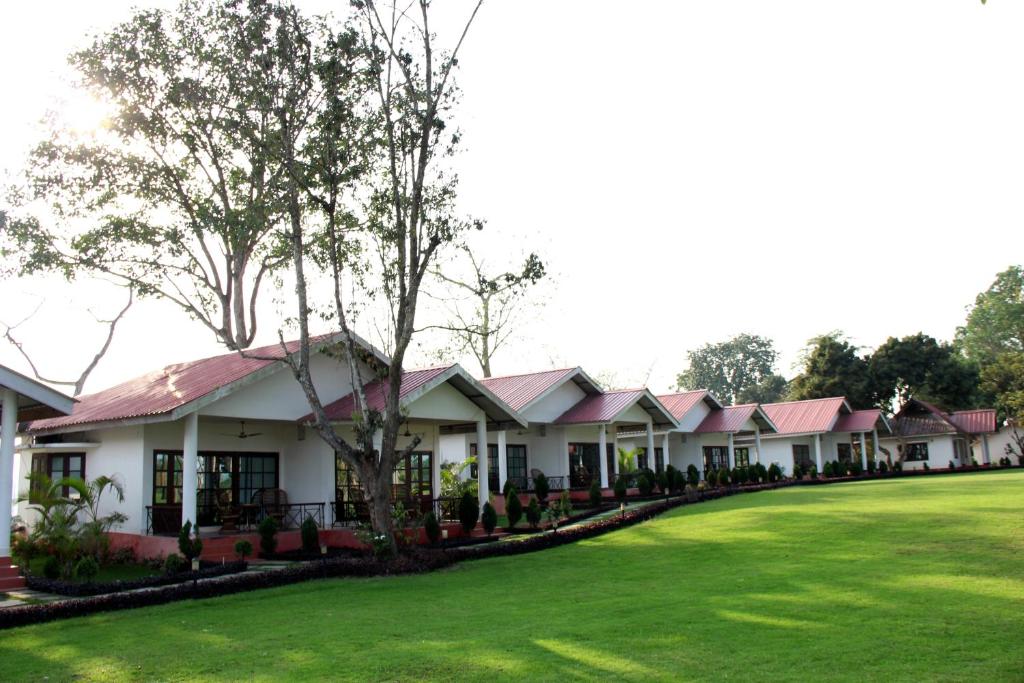 una fila de casas con hierba en primer plano en Kaziranga Golf Resort, en Jorhāt