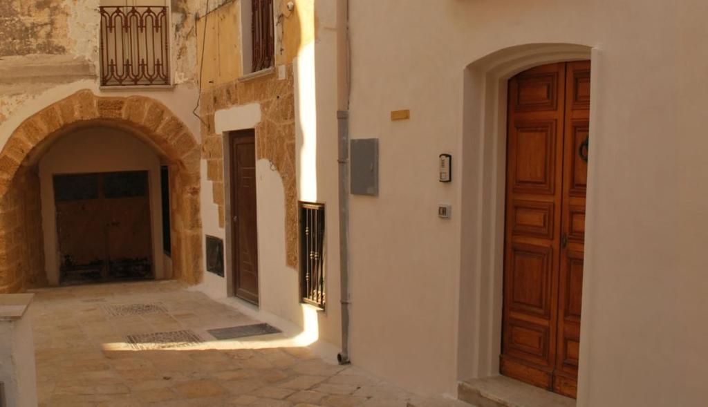 une allée vide avec une porte et un bâtiment dans l'établissement b&b porta nuova mesagne, à Mesagne