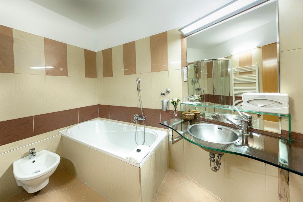 Koupelna v ubytování MenDan Magic Spa & Wellness Hotel