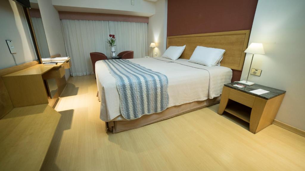 En eller flere senger på et rom på South American Copacabana Hotel