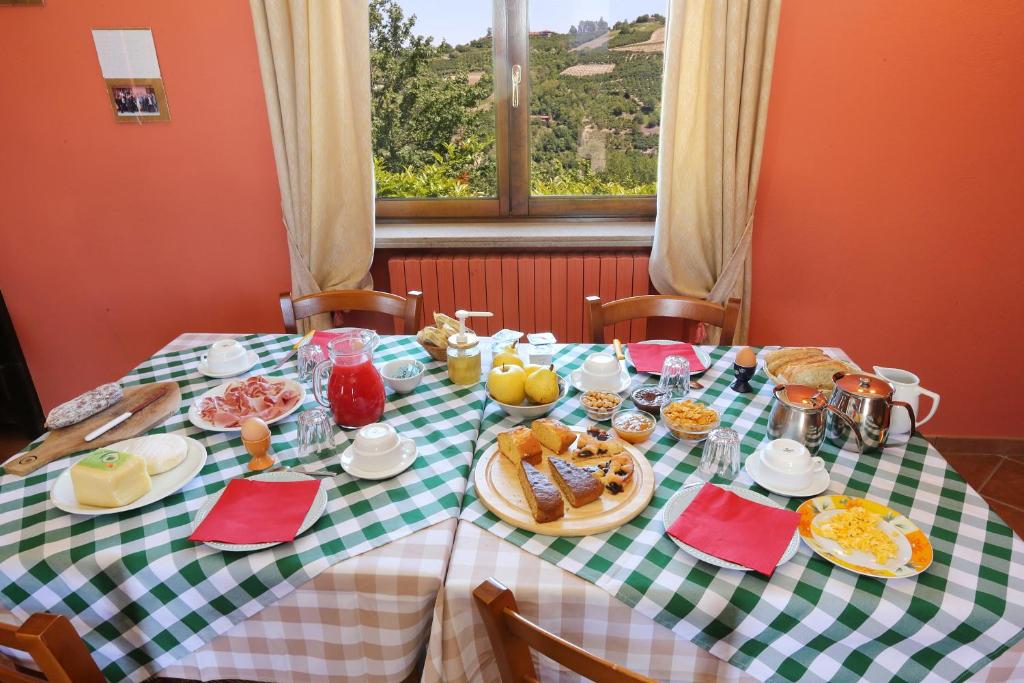 un tavolo con una tovaglia a scacchi verde e bianca di Agriturismo Al Brich ad Albaretto Della Torre