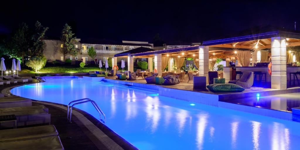 Bazén v ubytování Dion Palace Resort and Spa nebo v jeho okolí