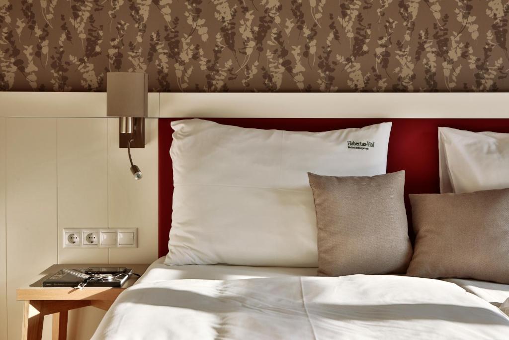 Postel nebo postele na pokoji v ubytování Hubertus Hof Landhotel