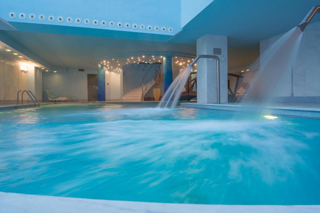 Bazén v ubytování Dion Palace Resort and Spa nebo v jeho okolí