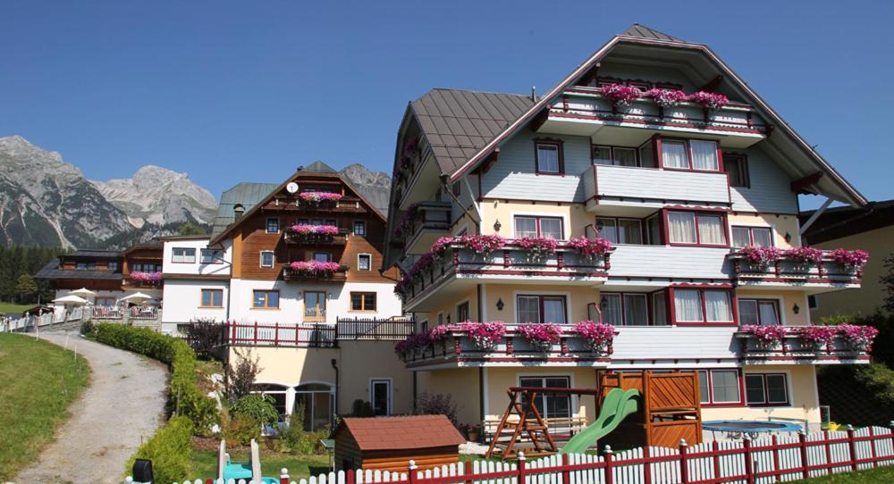 Nespecifikovaný výhled na hory nebo výhled na hory při pohledu z hotelu
