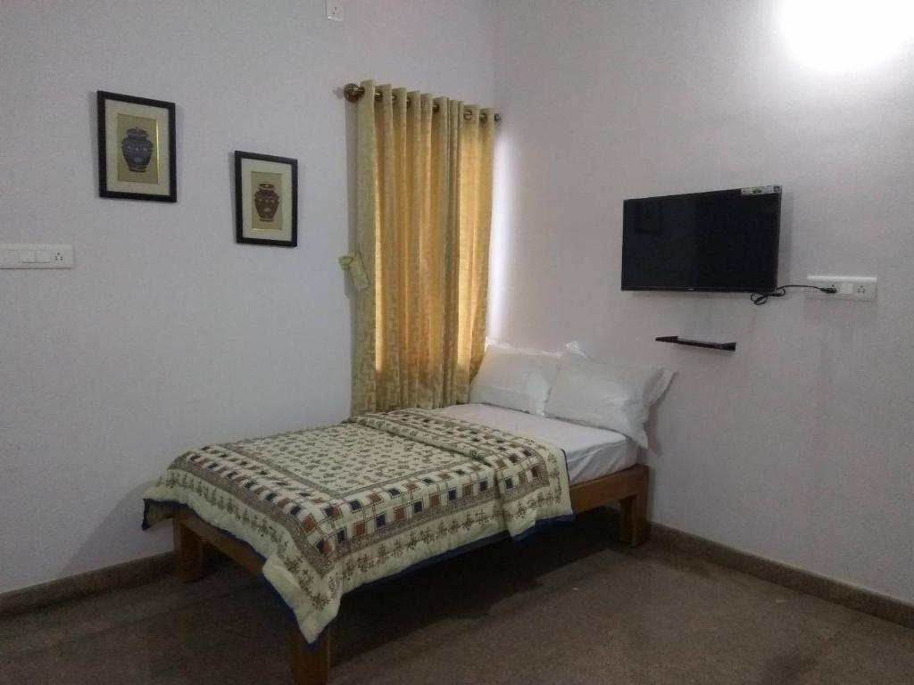 Postel nebo postele na pokoji v ubytování Aashraya Homestay