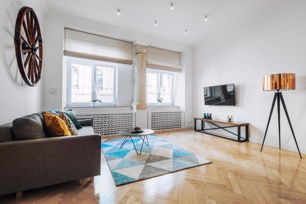 Televízia a/alebo spoločenská miestnosť v ubytovaní Szpitalna 20 Apartment 3