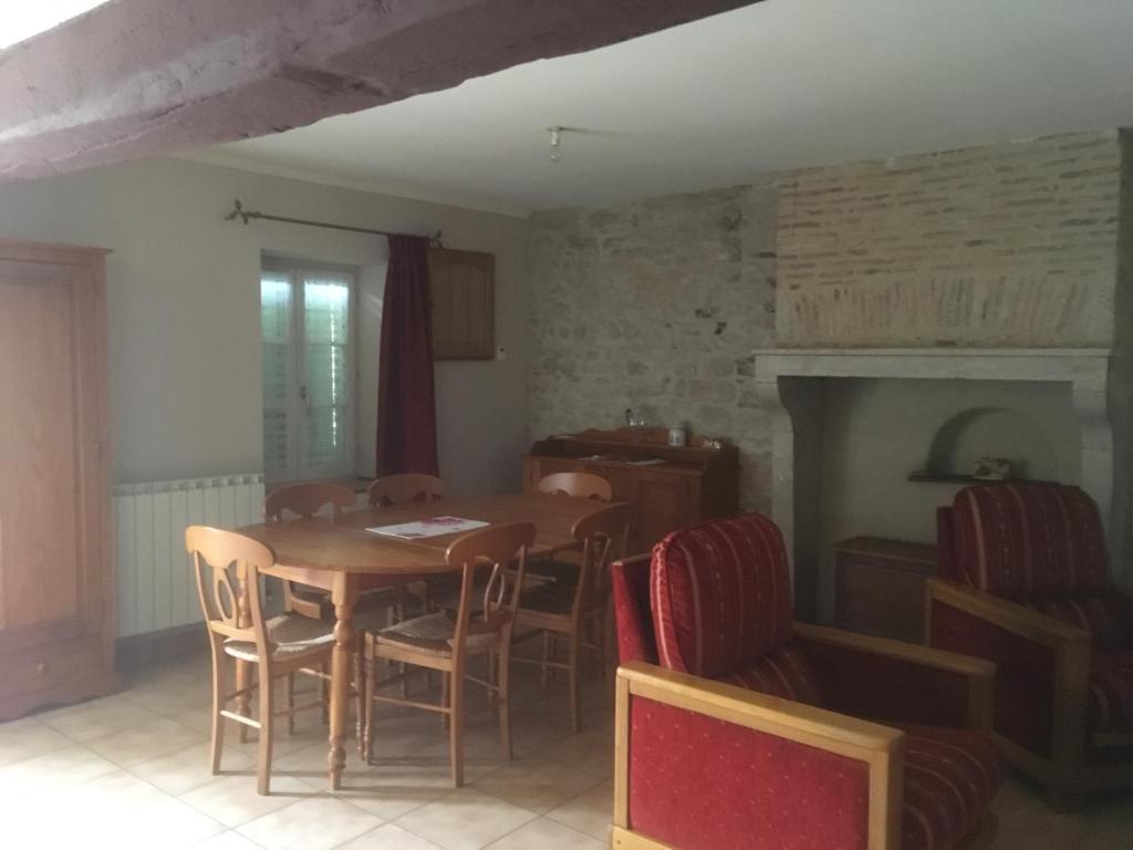 - une salle à manger avec une table et des chaises en bois dans l'établissement Gite des Perrieres, à Saint-Pierre-le-Moûtier