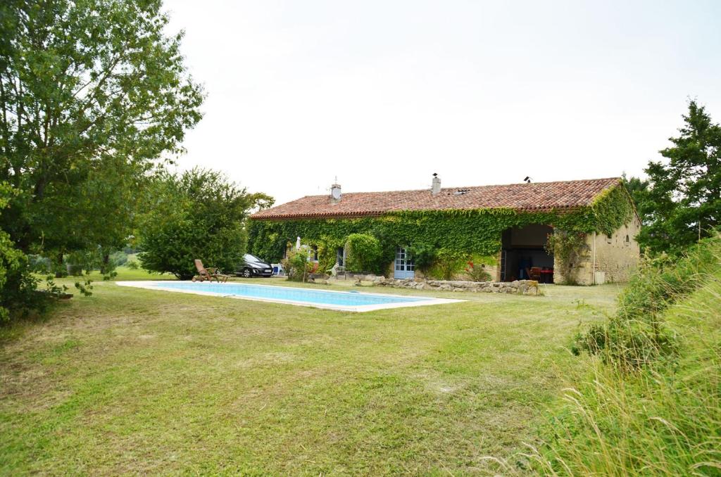 a house with a swimming pool in the yard at Les Roses d'Autan in Auriac-sur-Vendinelle