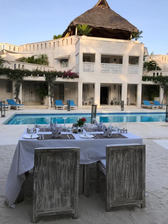Bazén v ubytování The Villa Luxury Suites Hotel nebo v jeho okolí