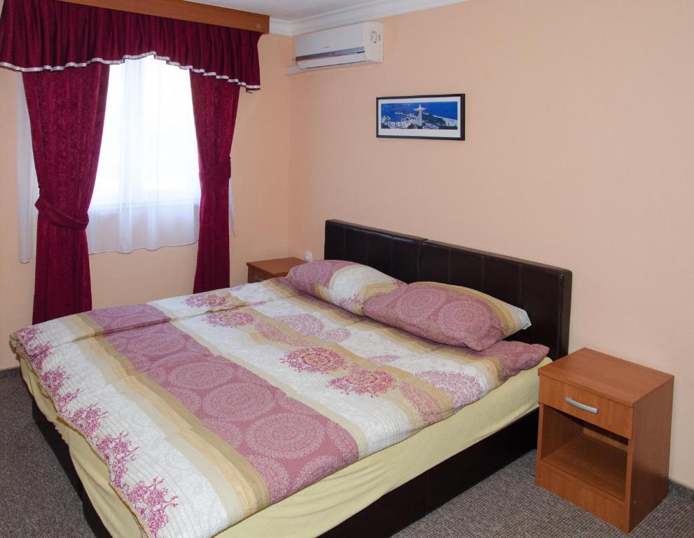 Postel nebo postele na pokoji v ubytování Hotel Drumski Raj