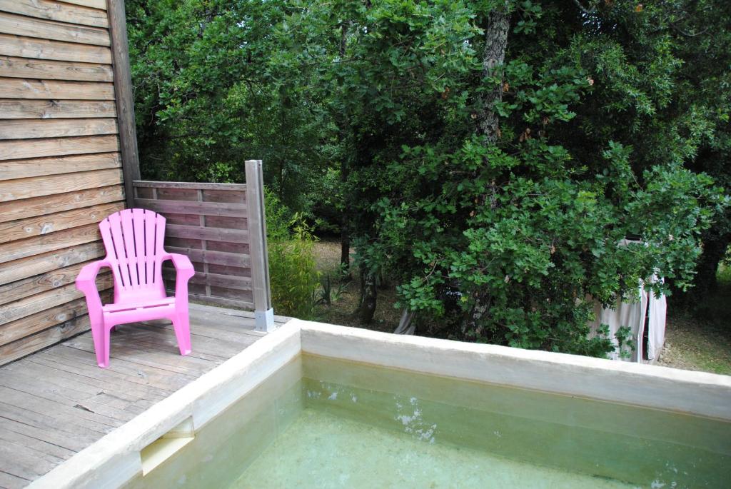 Zahrada ubytování Insolite Bois Cailloux avec Spa