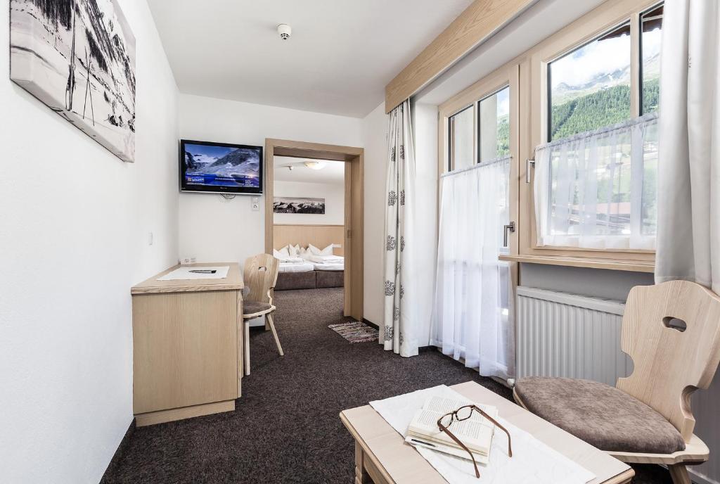 Televízia a/alebo spoločenská miestnosť v ubytovaní Madle - B&B