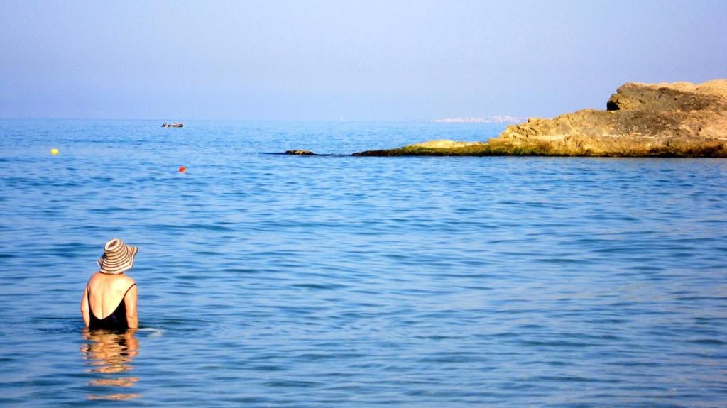 カヴァ・ダリーガにあるCasa Bonsaiの海に座る男