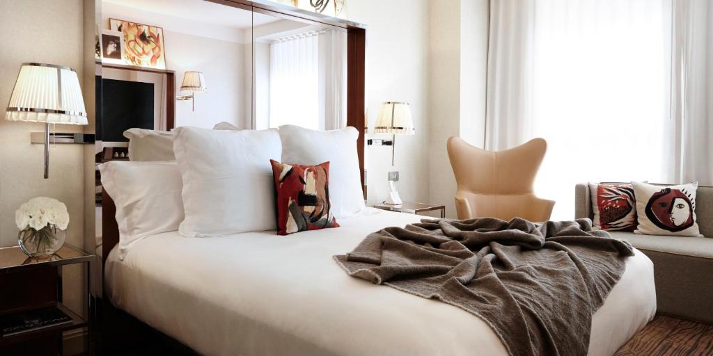 - une chambre avec un grand lit blanc et des oreillers dans l'établissement Mondrian Park Avenue, à New York