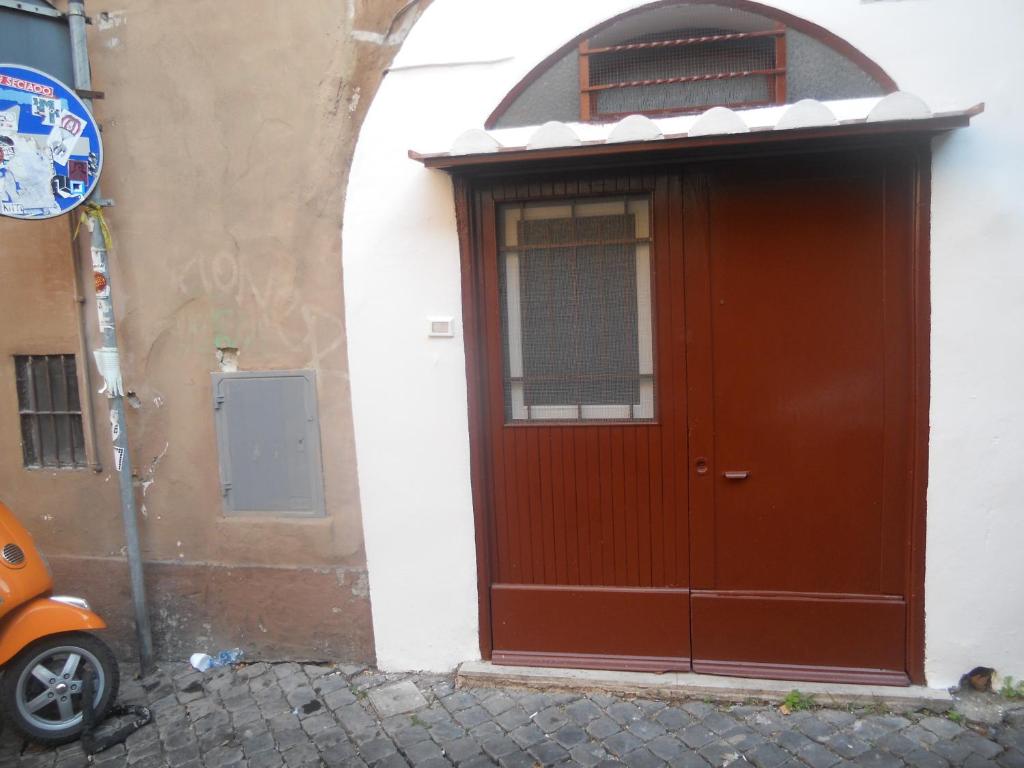 ローマにあるIn the heart of Trastevereの建物側の赤い扉