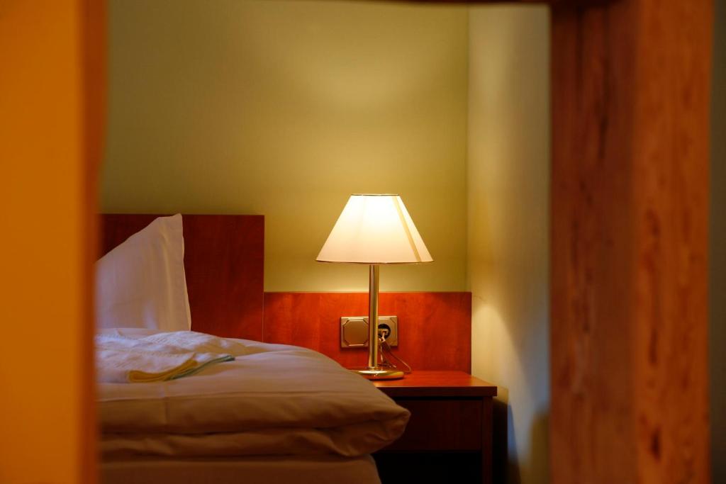 Postel nebo postele na pokoji v ubytování Hotel Zum Kanzler