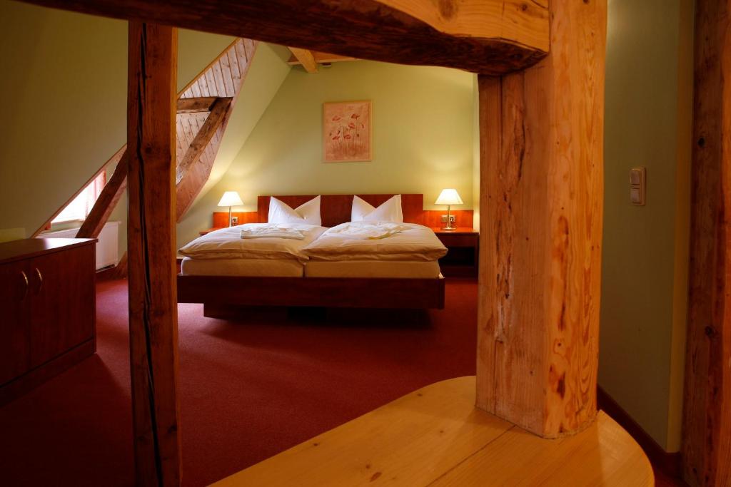 ein Schlafzimmer mit einem Bett in einem Zimmer in der Unterkunft Hotel Zum Kanzler in Stolberg i. Harz