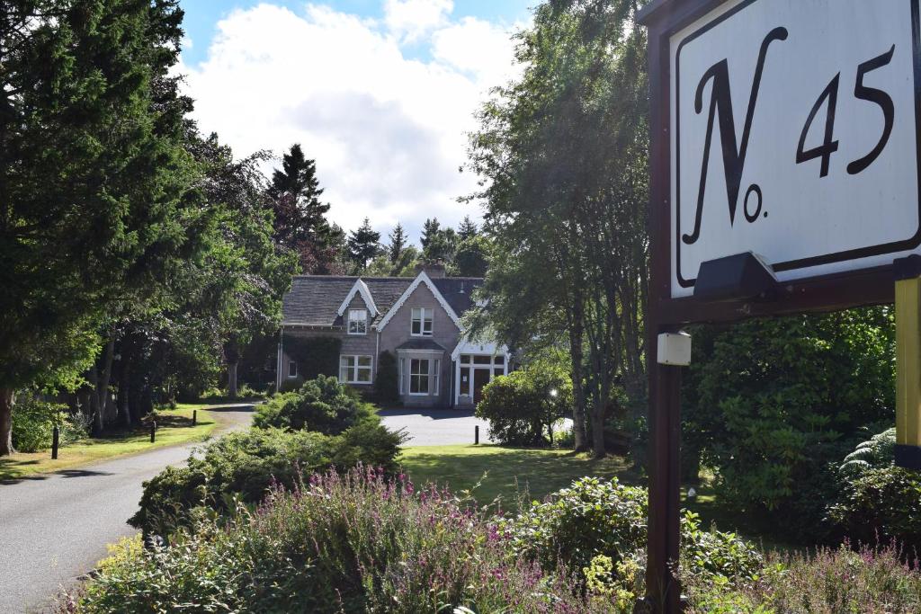 un panneau de rue devant une maison dans l'établissement No 45, Ballater, à Ballater