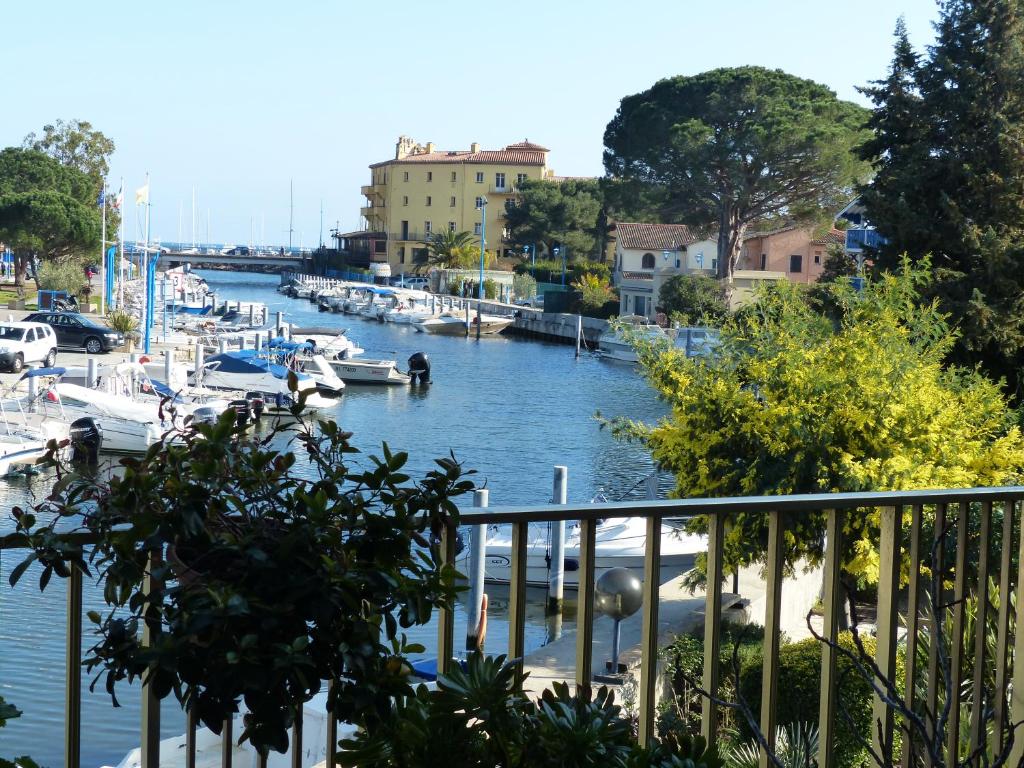 une vue d'une marina avec des bateaux dans l'eau dans l'établissement Bord de mer avec vue, à Mandelieu-la-Napoule