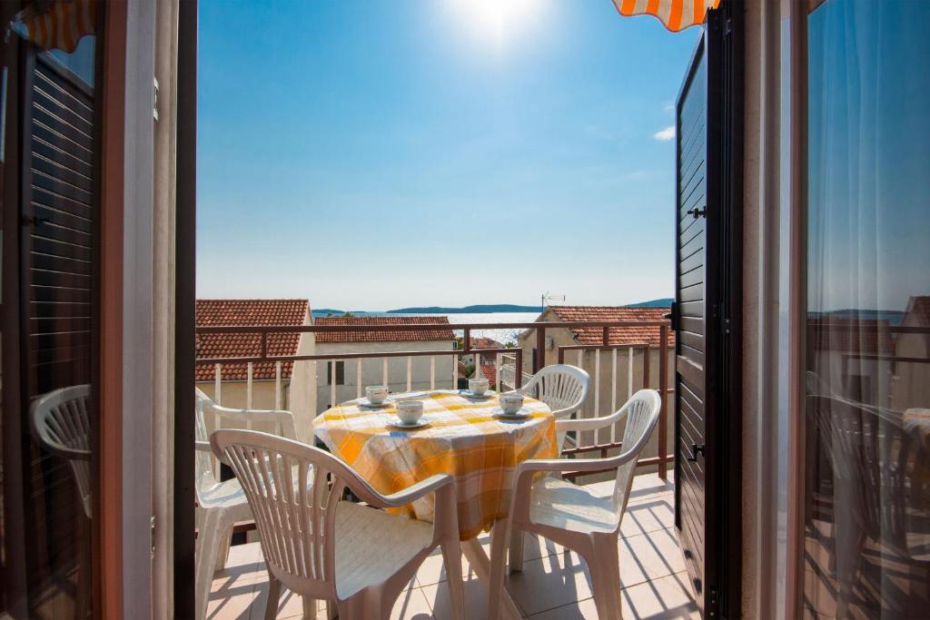 stół i krzesła na balkonie z widokiem w obiekcie Apartment Petra w mieście Brodarica