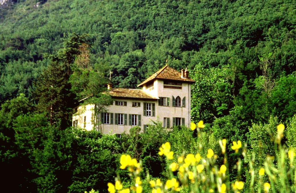 una casa al lado de una montaña con flores en Domaine du Paraïs B&B, en Sospel