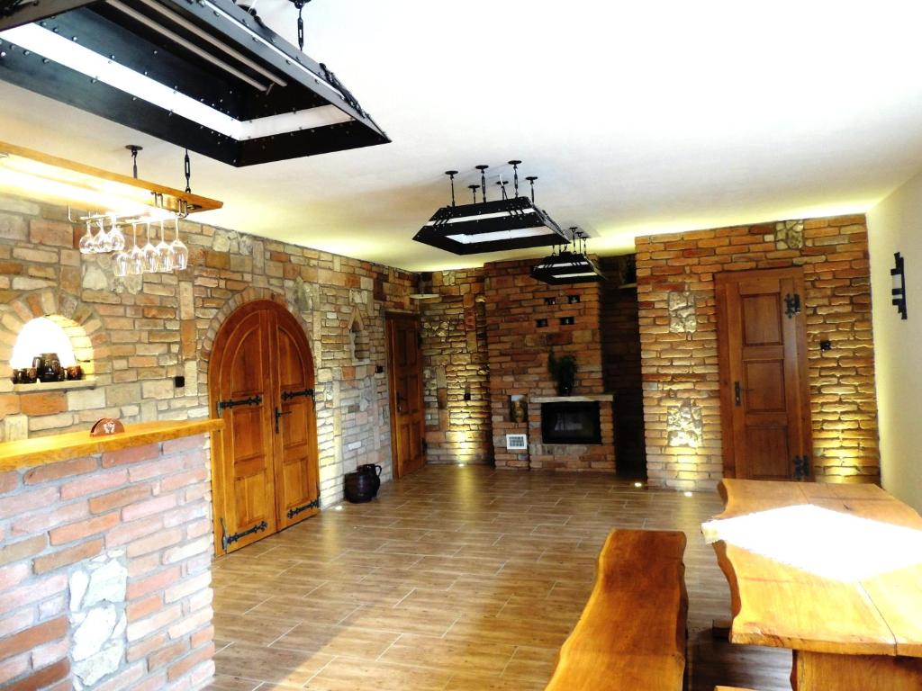 um quarto amplo com uma parede de tijolos e um bar em Penzion a Vinarstvi Vavricek em Březí