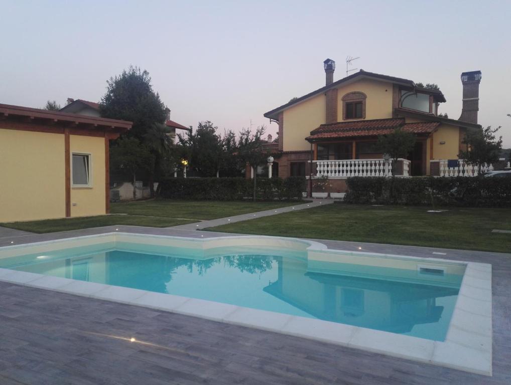 een zwembad voor een huis bij Villa leonia in Alba Adriatica