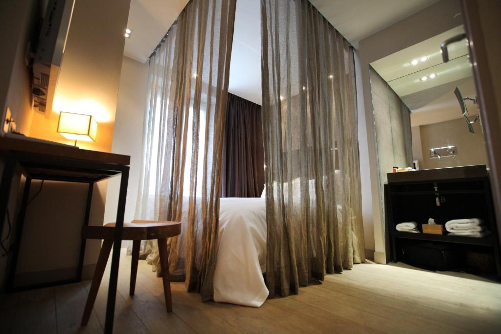 Postel nebo postele na pokoji v ubytování Hidden Hotel