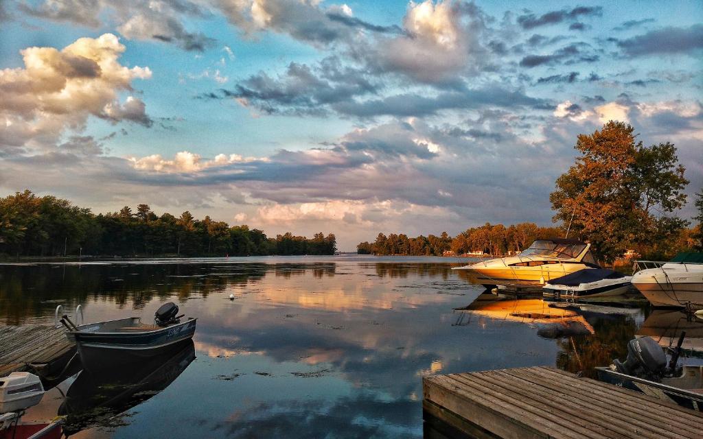 deux bateaux sont amarrés à un quai sur un lac dans l'établissement Sunrise Resort, à Buckhorn