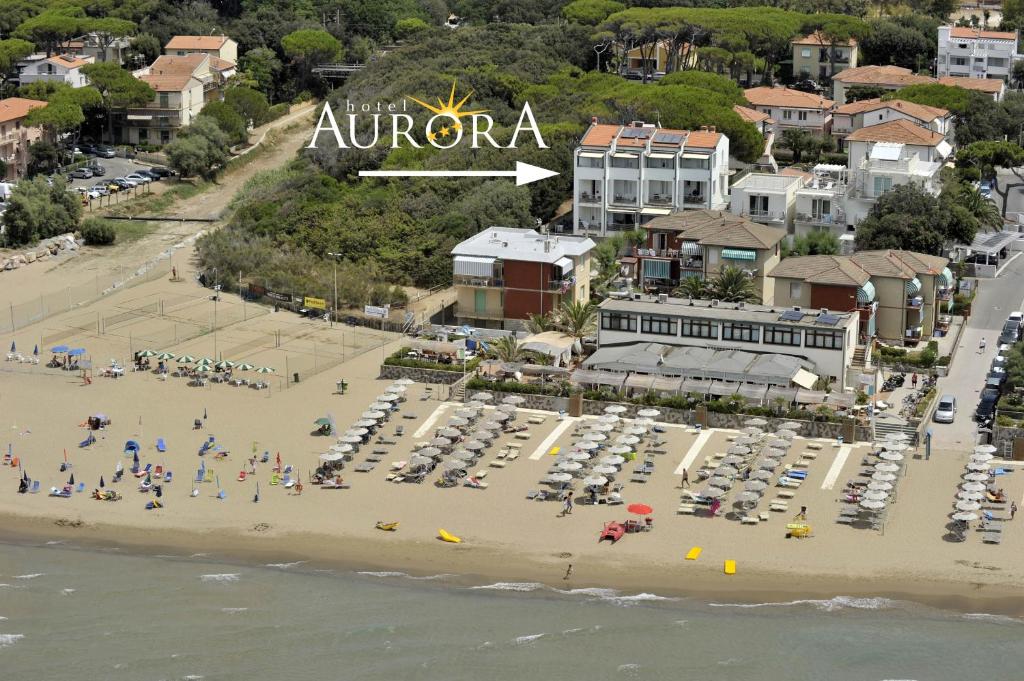 una vista aerea su una spiaggia con un resort di Hotel Aurora a San Vincenzo