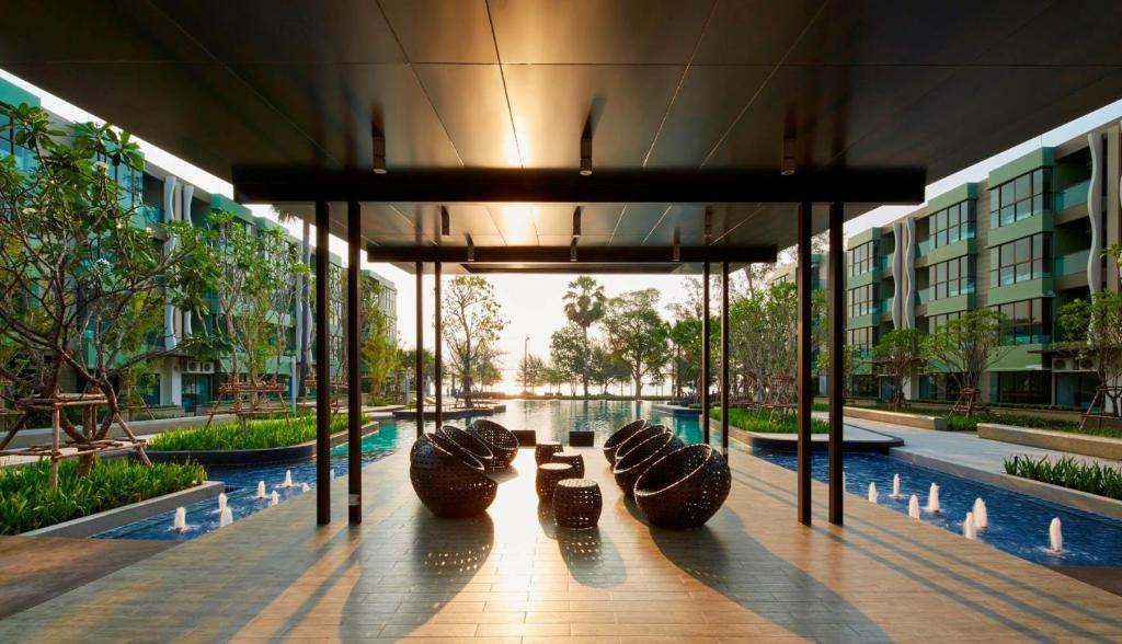 Kolam renang di atau dekat dengan Lumpini Park Beach Chaam D302