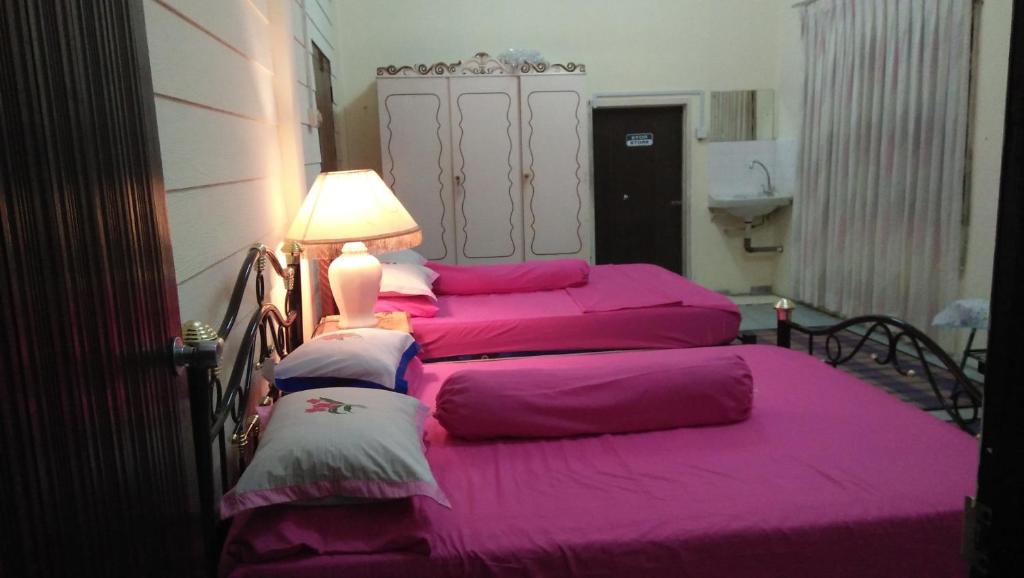 Postel nebo postele na pokoji v ubytování Teratak Ibunda Guest house
