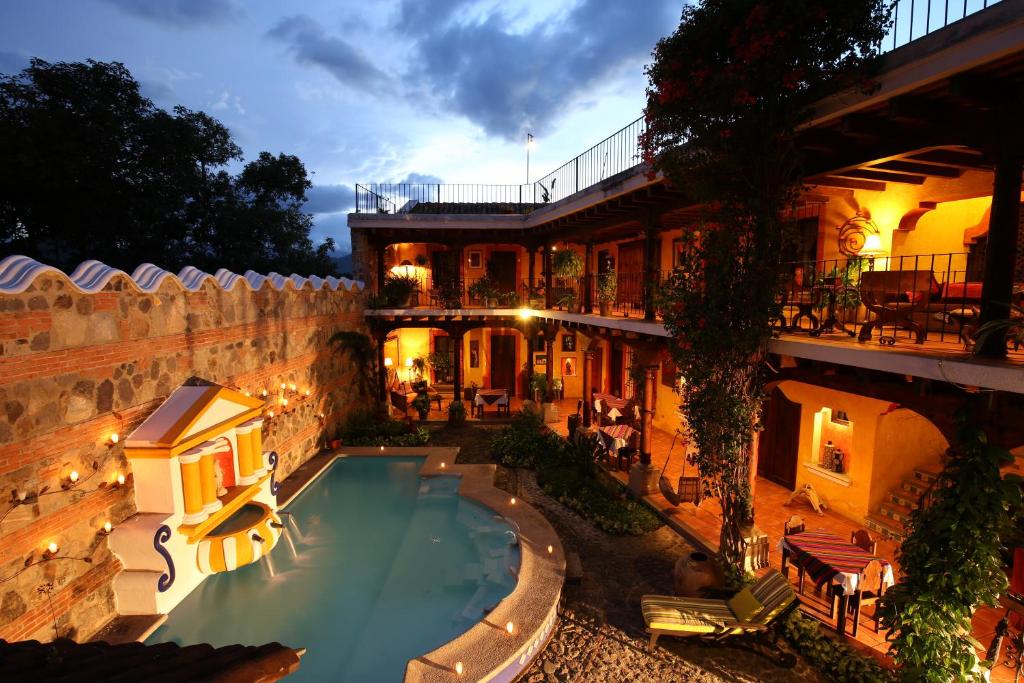 an overhead view of a building with a swimming pool at Hotel Palacio de Doña Beatriz in Antigua Guatemala