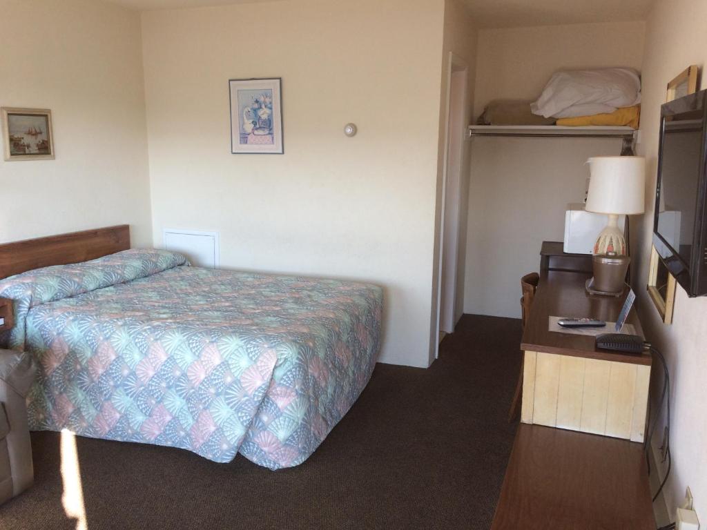 Postel nebo postele na pokoji v ubytování Crystal Sands Motel