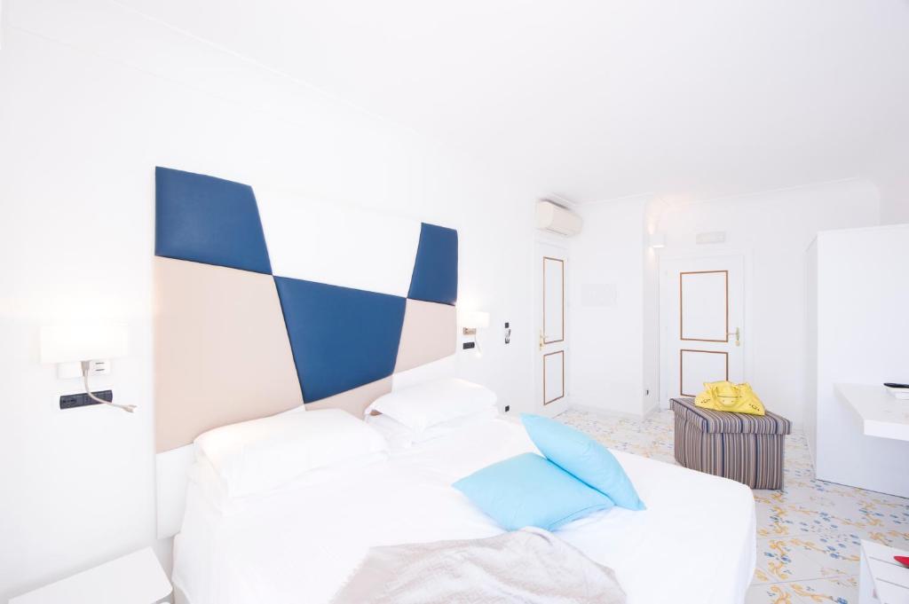 Кровать или кровати в номере Hotel Villa Felice Relais