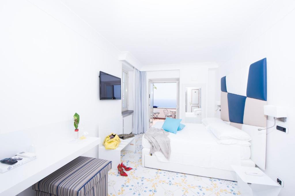 Телевизор и/или развлекательный центр в Hotel Villa Felice Relais