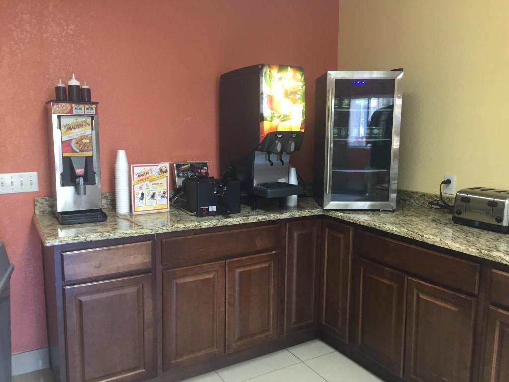 Days Inn by Wyndham Phoenix North photo