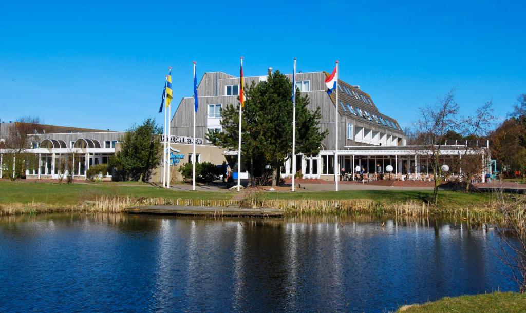 Výhled na řeku, která protéká v blízkosti hotelu