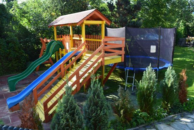 Plac zabaw dla dzieci w obiekcie Apartamenty Bahus - Centrum