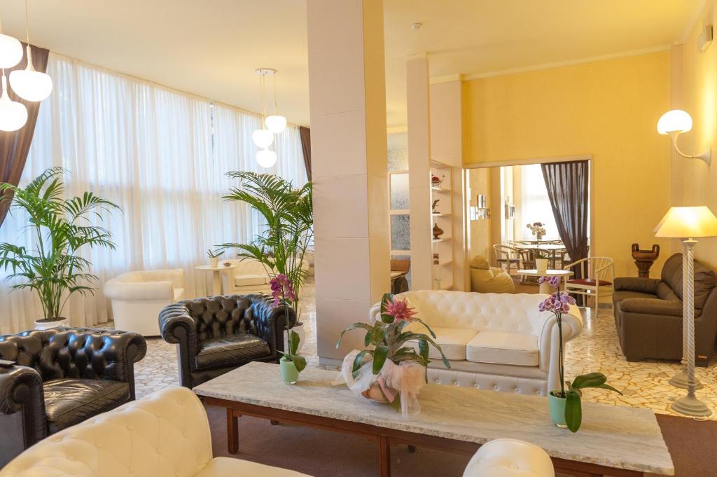 A seating area at Albergo Battelli