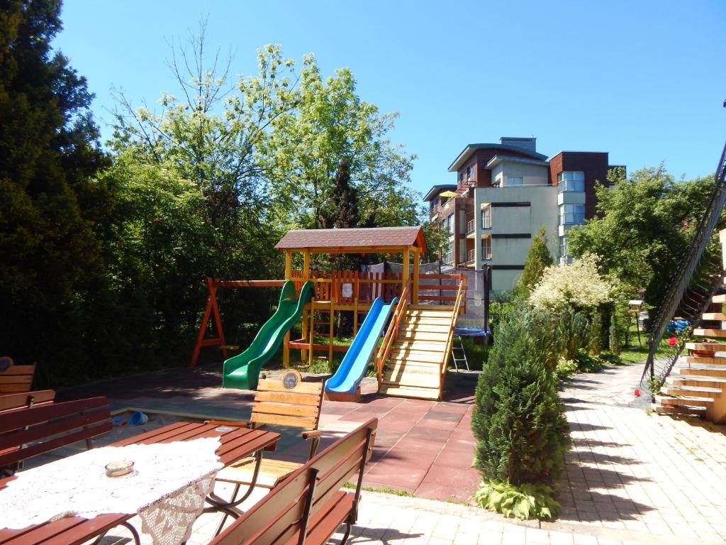 Plac zabaw dla dzieci w obiekcie Apartamenty Bahus - Centrum