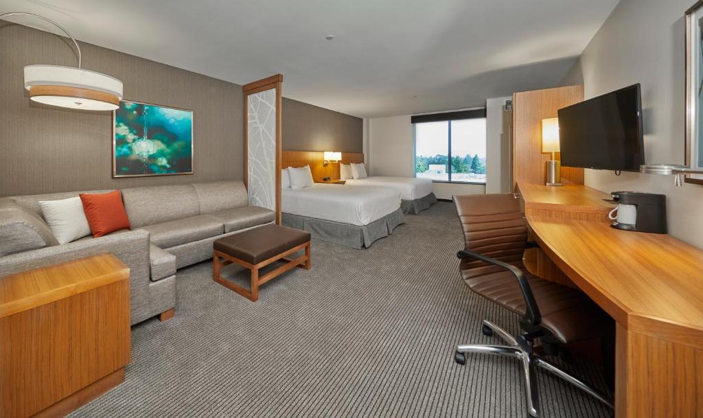TV a/nebo společenská místnost v ubytování Hyatt Place Eugene/Oakway Center