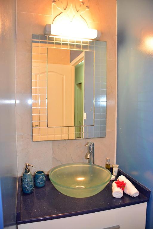 Bagno di Villa Améthyste avec grande piscine privée, jardin clos, parking privé